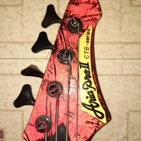 Base guitar